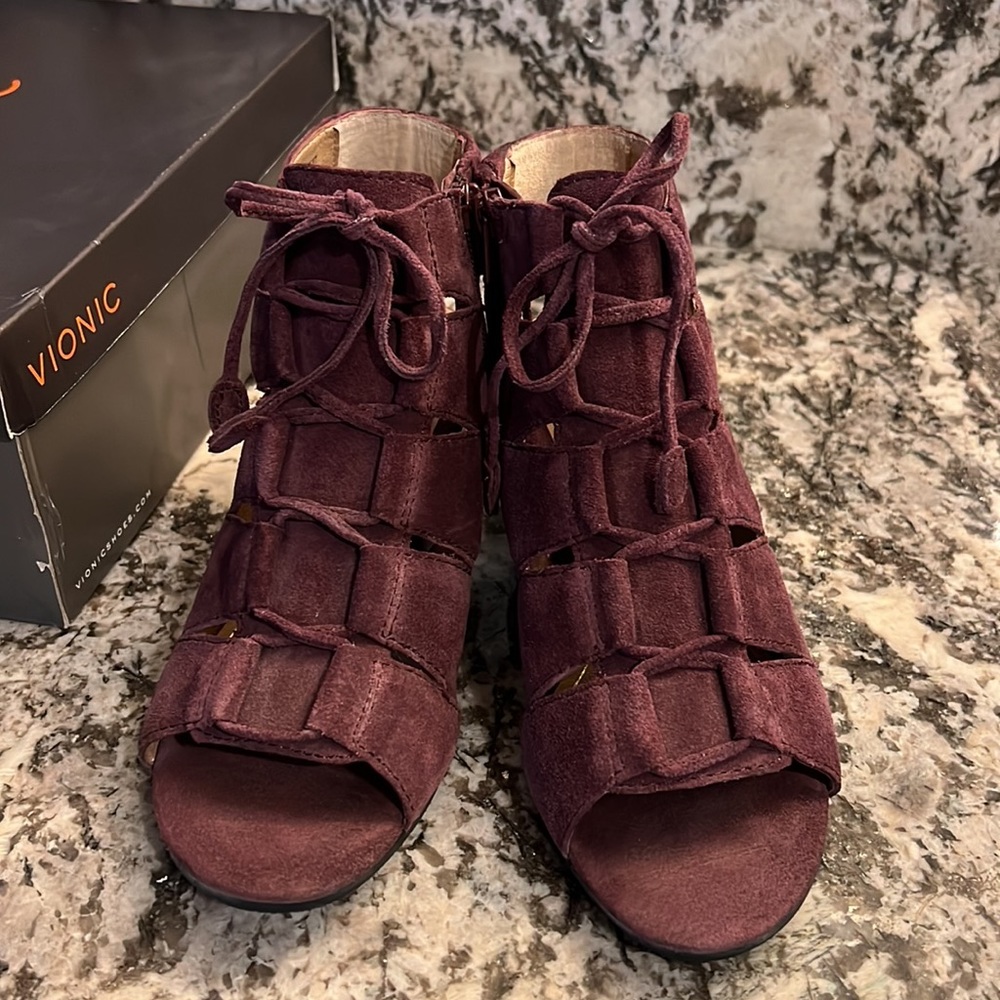 Vionic Size 8.5 Pep Bristol Merlot Heeled Sandals